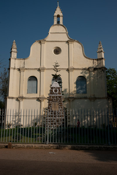 India_JanFeb_10_Cochin_7203.jpg - Church of St. Francis, first chruch in Cochin.  Started out catholic and became Church of England