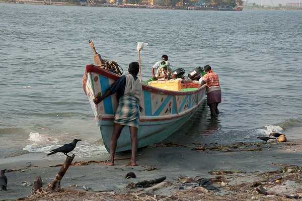 India_JanFeb_10_Cochin_7227.jpg - Launching an offshore  boat