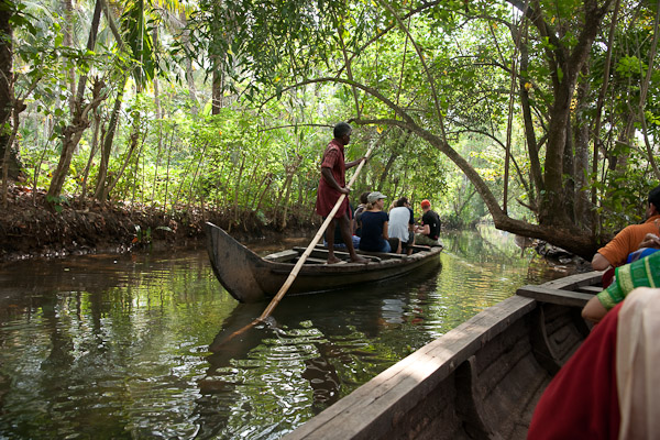 India_JanFeb_10_Cochin_7456.jpg - Poling a boat
