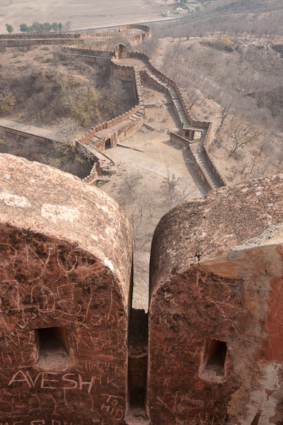 India_JanFeb_10_Jaipur_5482.jpg - Walls between Amber Fort and Jaigarh Fort
