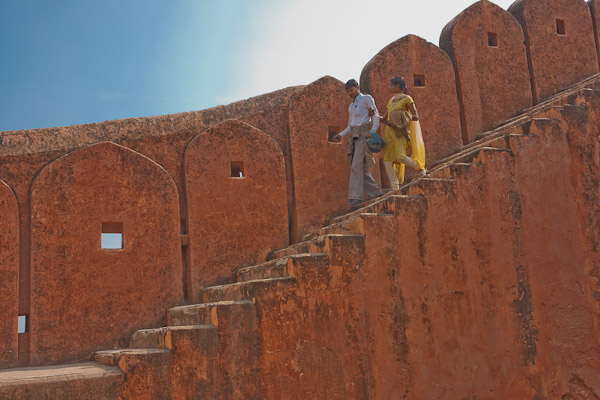 India_JanFeb_10_Jaipur_5486.jpg - Walls of Jaigarh Fort