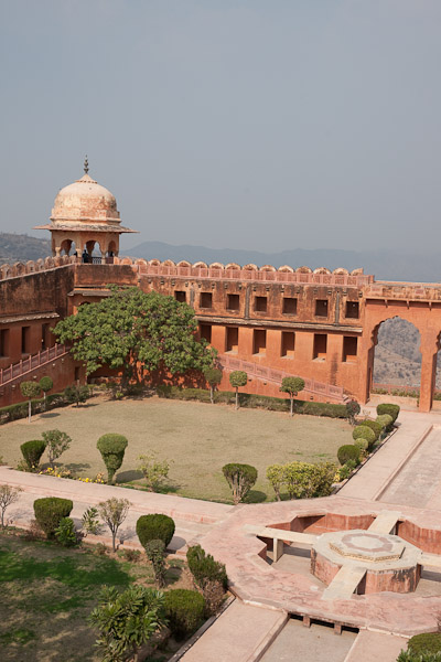 India_JanFeb_10_Jaipur_5510.jpg - Jaigarh Fort Courtyard