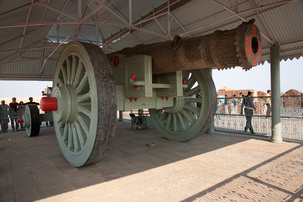 India_JanFeb_10_Jaipur_5567.jpg - Big cannon at Jaigarh Fort
