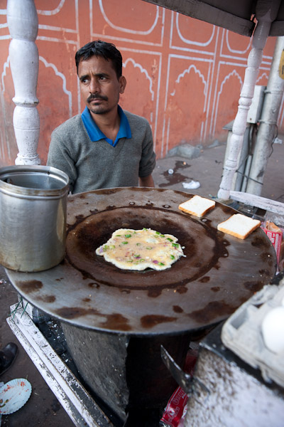 India_Jan_Feb_10_Jaipur_5002.jpg - Omlet street vender.  Ten rupes, about 10 cents.