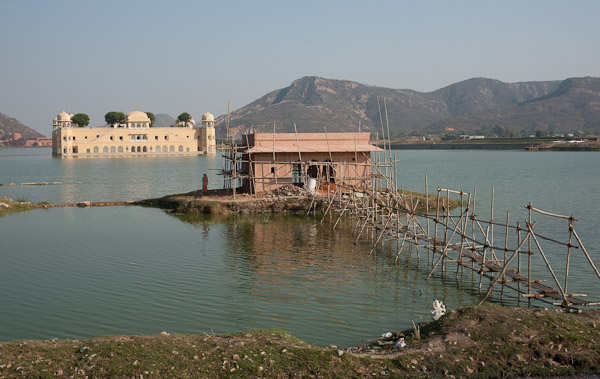 India_Jan_Feb_10_Jaipur_5070.jpg - Lake on the outskirts of Jaipur