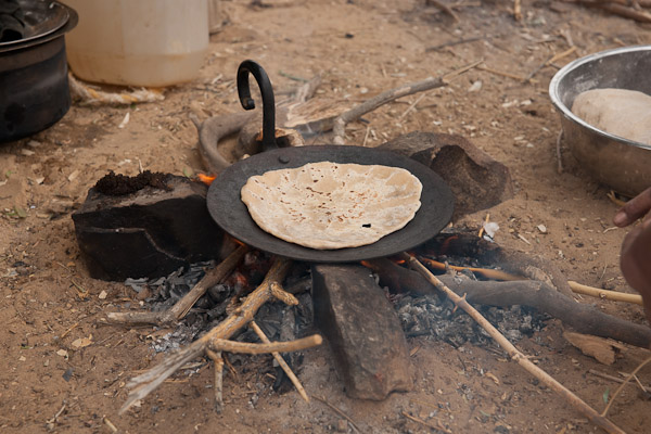 India_JanFeb_10_Jaisalmer_6567.jpg - Cooking chipati