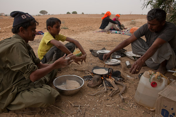 India_JanFeb_10_Jaisalmer_6569.jpg - Cooking chipati