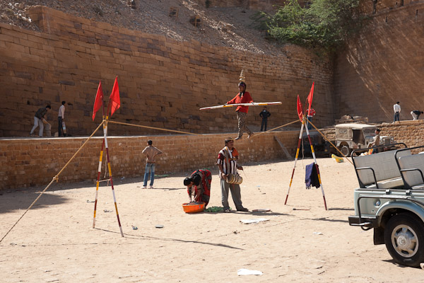 India_JanFeb_10_Jaisalmer_6917.jpg - Tightrope walker at entrance to Jaisalmer Fort