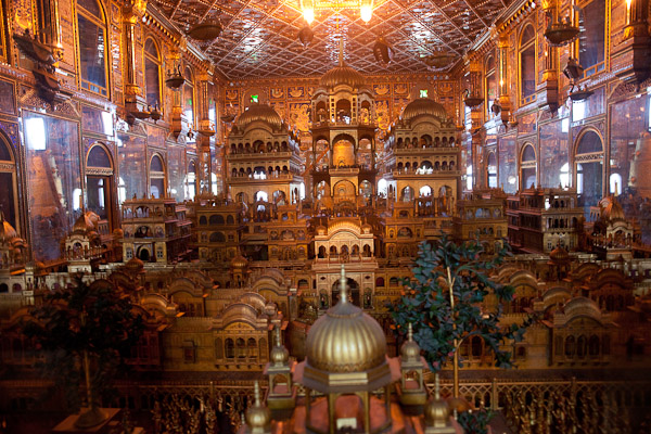 India_JanFeb_10_Ajmer_5826.jpg - Soniji-ki-Nashiya Hall next to the Red Temple, Ajmer.  Diorama made using a ton of gold.  About 30x90 feet and two stories tall.