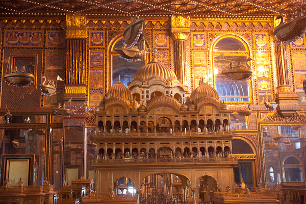 India_Jan_Feb_10_Ajmer_5710.jpg - Soniji-ki-Nashiya Hall next to the Red Temple, Ajmer.  Diorama made using a ton of gold.  About 30x90 feet and two stories tall.