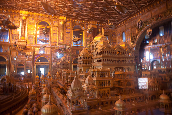 India_Jan_Feb_10_Ajmer_5732.jpg - Soniji-ki-Nashiya Hall next to the Red Temple, Ajmer.  Diorama made using a ton of gold.  About 30x90 feet and two stories tall.