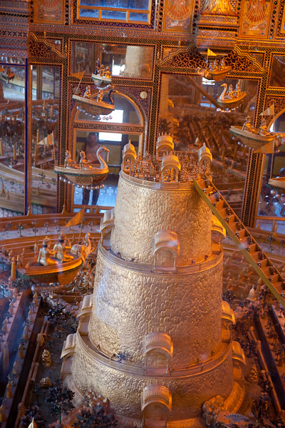 India_Jan_Feb_10_Ajmer_5758.jpg - Soniji-ki-Nashiya Hall next to the Red Temple, Ajmer.  Diorama made using a ton of gold.  About 30x90 feet and two stories tall.