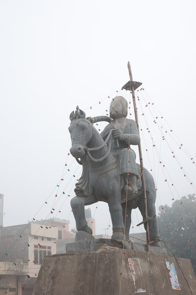 India_Jan_Feb_10_Sawai_Madhopur_4543.jpg - Staue in the intersection.