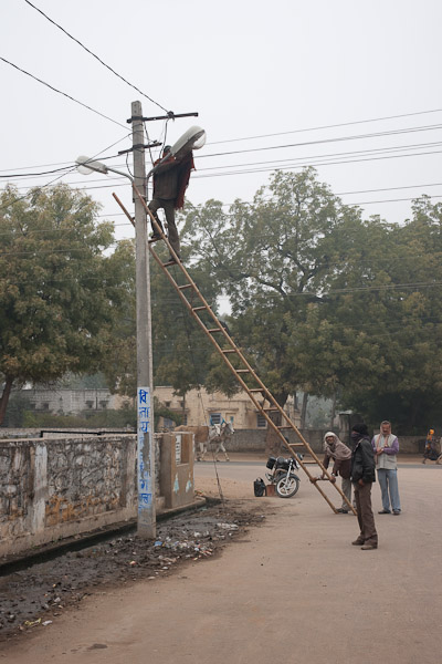 India_Jan_Feb_10_Sawai_Madhopur_4549.jpg - Indian bucket truck.