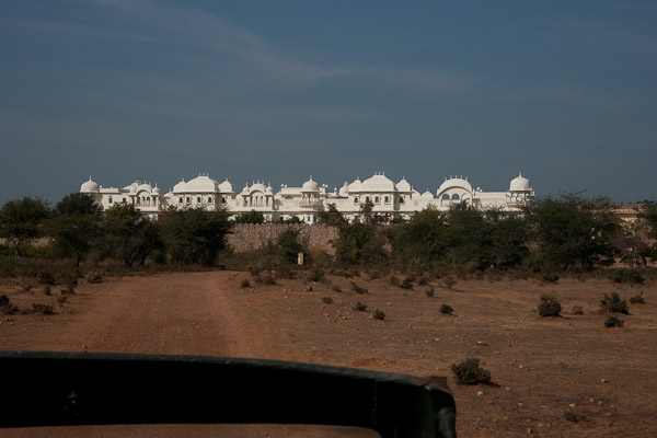 Sawai_Madhopur_4659.jpg - Deluxe resort.  I didn't stay here!