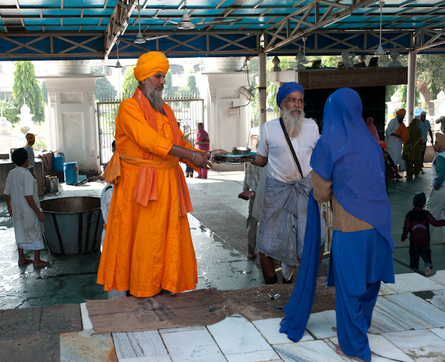 _DSC0552_2.jpg - Give me your plates and bowls!