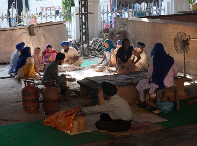 _DSC0634.jpg - Making chipatis.  They also had a machine.