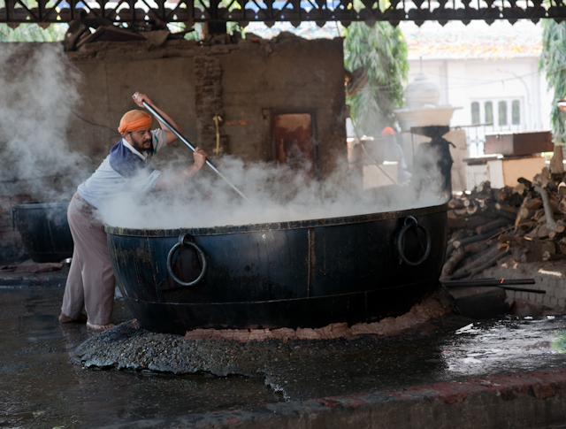 _DSC0668.jpg - Stiring the pot