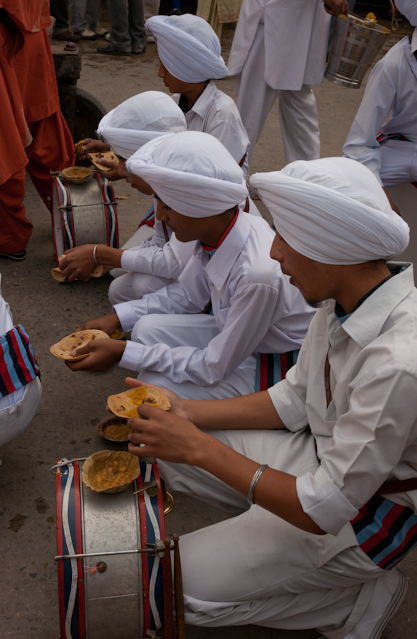 _DSC0916.jpg - Feeding the marchers.  The bowls are made of leaves pressed into a bowl shape. Vevry ecological and recyclable.