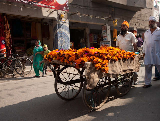 _DSC0969.jpg - Flower garland seller