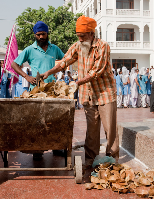 _DSC1049.jpg - Picking up the leaf bowls.