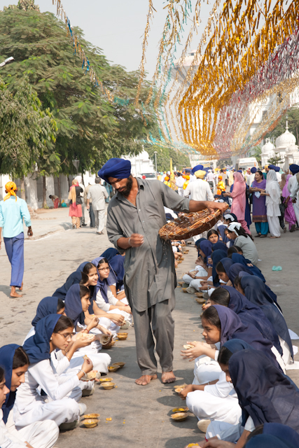 _DSC1184.jpg - Passing out the chipatis