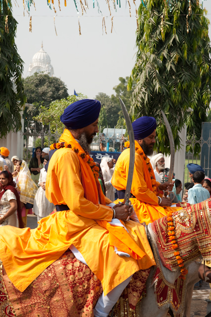 _DSC1198.jpg - Horsemen in front of the holy book