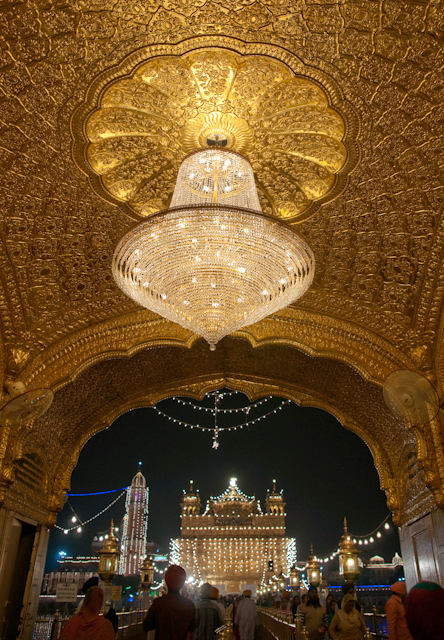 _DSC1499.jpg - Gateway to the causeway to the Golden Temple