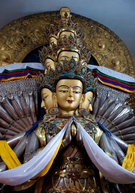 _DSC0208.jpg - Statue at the  Dalhi Lama Temple