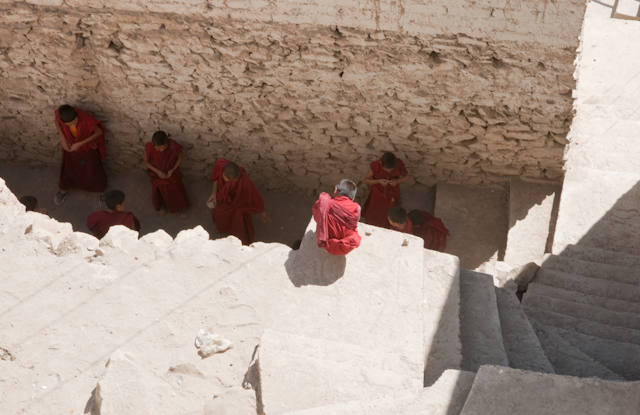 _DSC9834.jpg - Young monks taking a break