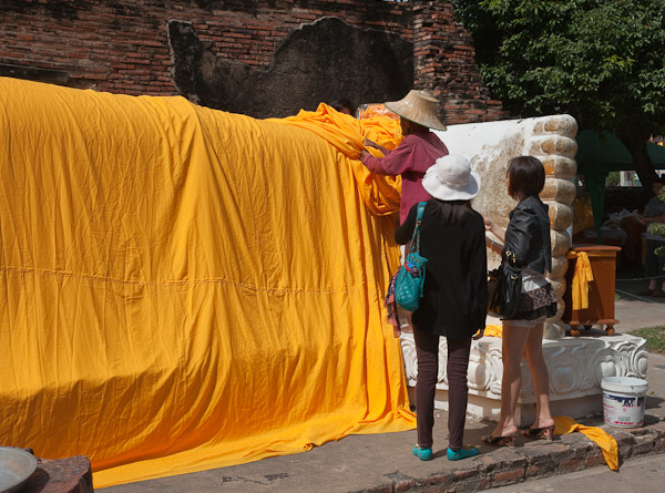Thailand_Ayutthaya_OctNovDec_2010_7277.jpg - Clothing the Buddha.  They sold the cloth nearby.