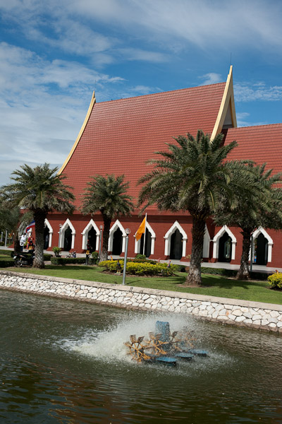 Thailand_Ayutthaya_OctNovDec_2010_7357.jpg - Aeration waterwheel.  The king has a patent for this device.