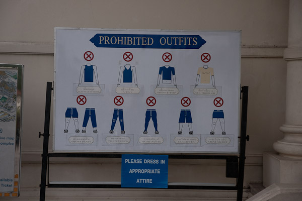 Thailnd_Bangkok_OctNovDec_2010_6075.jpg - Dress code for the Golden Palace and most other government places.