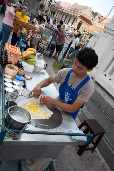 Thailand_Bangkok_OctNovDec_2010_2686.jpg - Folding the dough.  An egg is fried on top.