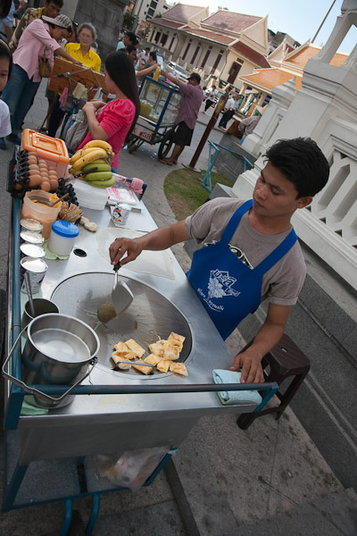 Thailand_Bangkok_OctNovDec_2010_2688.jpg - Getting the oil ready.  One cut up and ready to be drizzled with sweetened condensed milk.