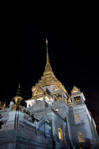 Thailnd_Bangkok_OctNovDec_2010_5854.jpg - Golden Temple at night.